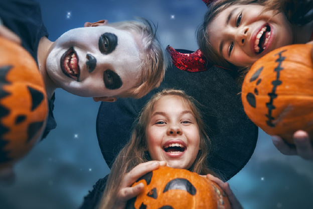 Halloweenklädda barn